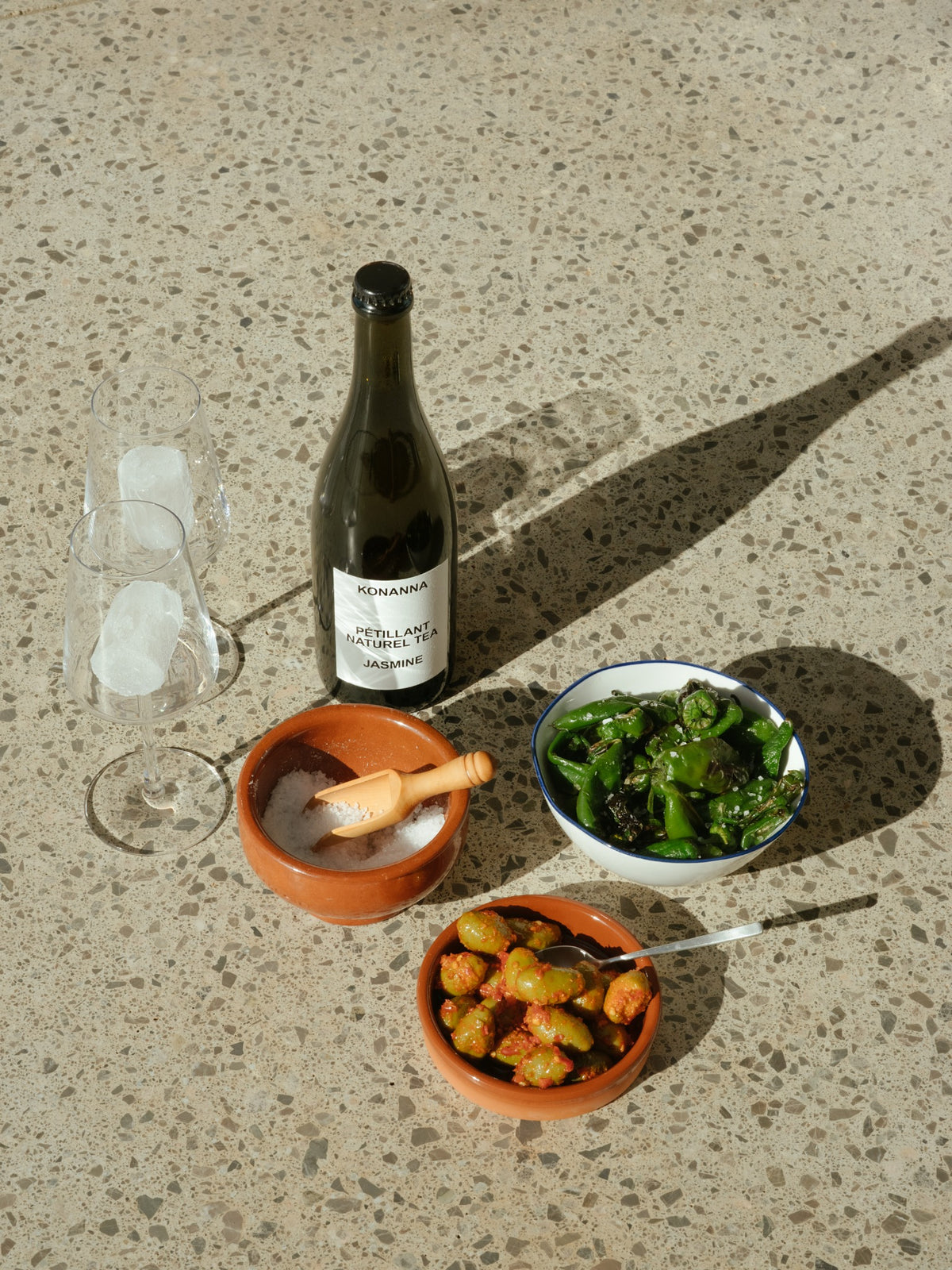 KONANNA Pétillant Naturel Tea Jasmine with food and glasses at the table